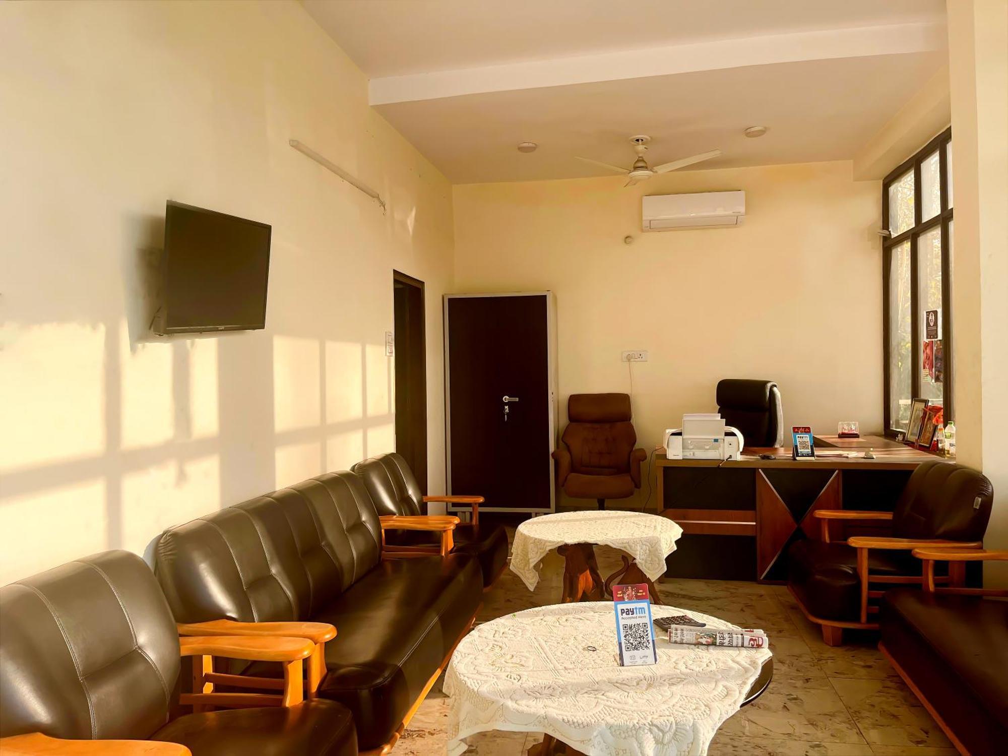 Roomshala 125 Maharaja -vishwavidyalaya Hotel